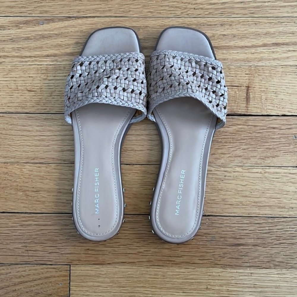 Marc Fisher Nude Slides​